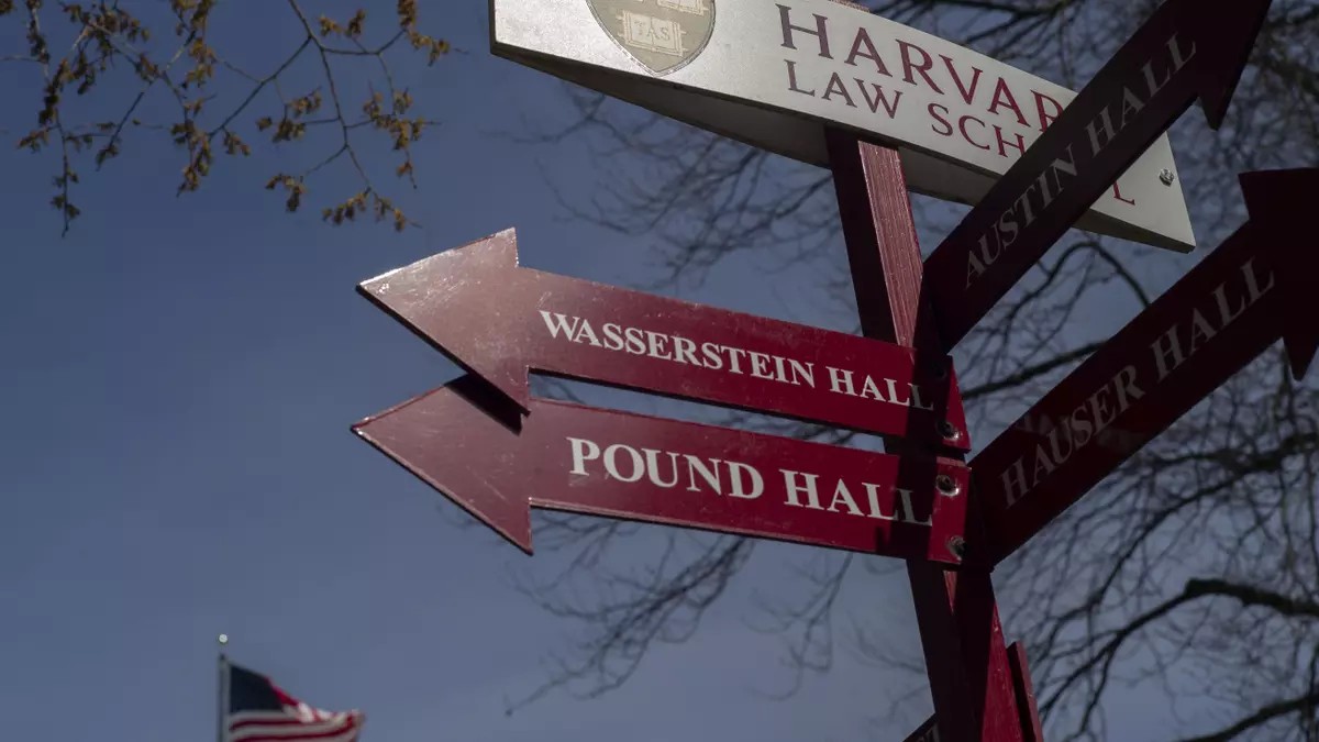 Jueza bloquea intento de Trump de vetar extranjeros en Harvard