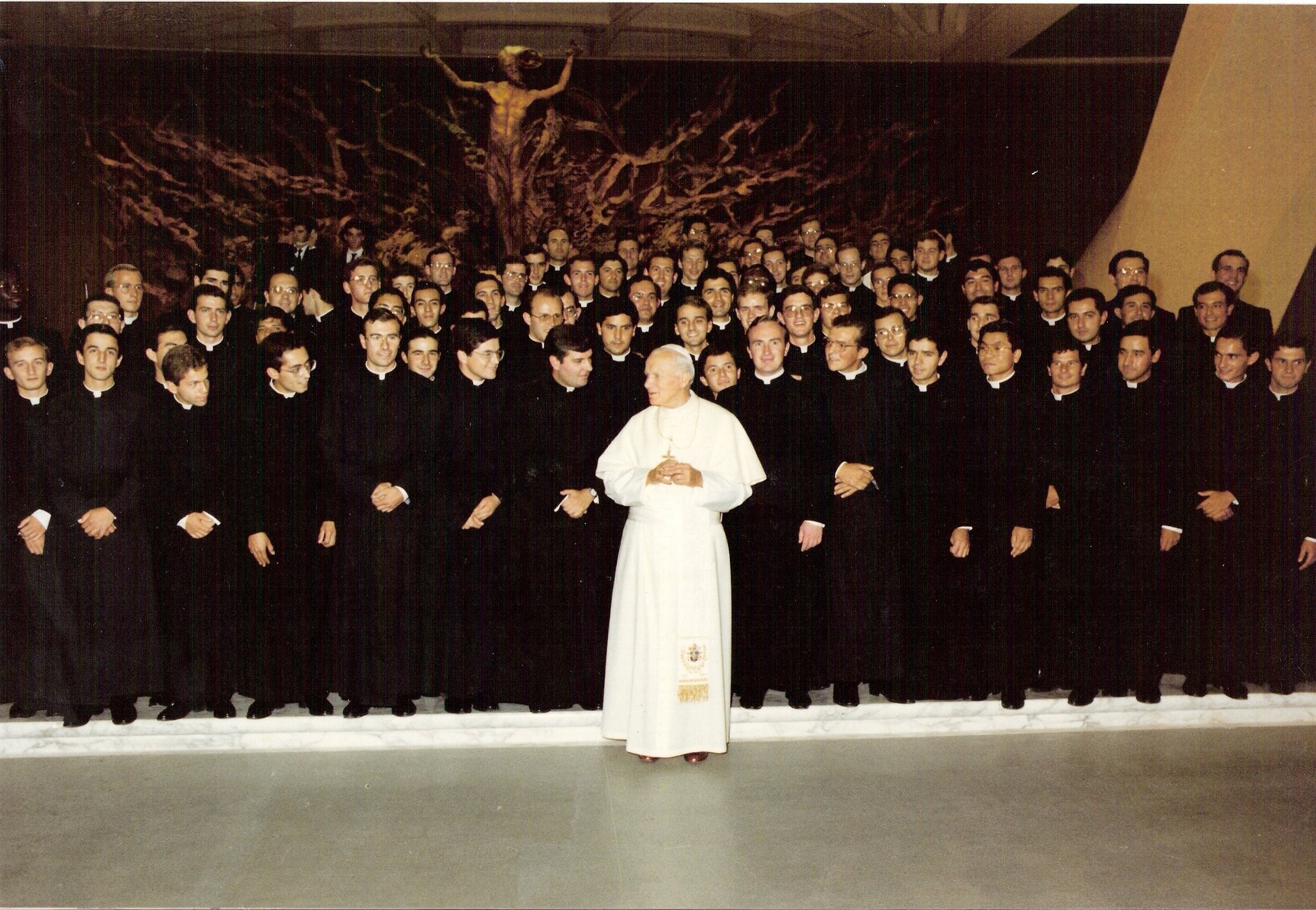 Juan Pablo II y miembros de la Legión de Cristo, a finales del siglo XX. Redes sociales de la Legión de Cristo. Juan Pablo II y miembros de la Legión de Cristo, a finales del siglo XX. Redes sociales de la Legión de Cristo.
