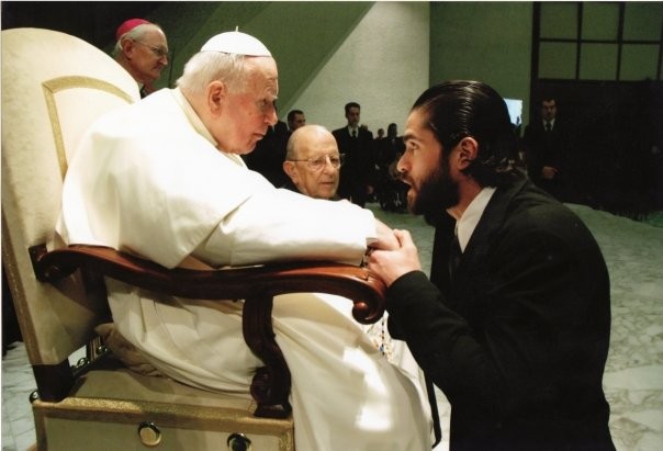 Juan Pablo II, Marcial Maciel y Eduardo Verástegui, 2004. Como la compartió el propio Verástegui en sus redes sociales en 2009. Juan Pablo II, Marcial Maciel y Eduardo Verástegui, 2004. Como la compartió el propio Verástegui en sus redes sociales en 2009.