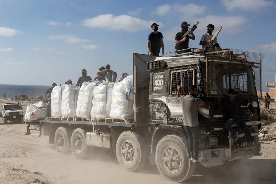 Palestinos de clanes aseguran camiones de ayuda en el área de Zikim al norte de la Franja de Gaza. Foto: EFE/EPA/Haitham Imad