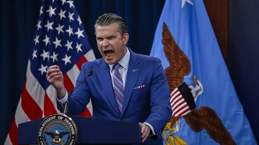 El secretario de Defensa de EEUU, Pete Hegseth, en la sala de prensa del Pentágono en Washington DC, Estados Unidos, el 26 de junio de 2025. Foto: Celal Gunes/Anadolu/Getty Images