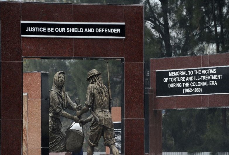 Un monumento a luchadores contra la colonización de Kenia. Obair féin en Wikimedia. Un monumento a luchadores contra la colonización de Kenia. Obair féin en Wikimedia.