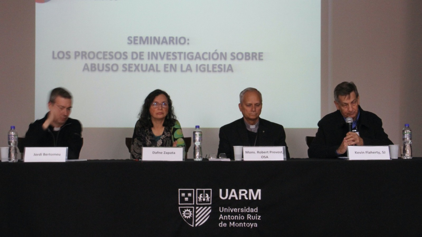 De izquierda a derecha, Jordi Bertomeu, funcionario de la Doctrina de la Fe, Dafne Zapata, Robert Prevost Martínez, entonces obispo de Chiclayo y Kevin Flaherty, jesuita de la provincia peruana de la Companía, 2022. Redes sociales de los jesuitas de Perú.