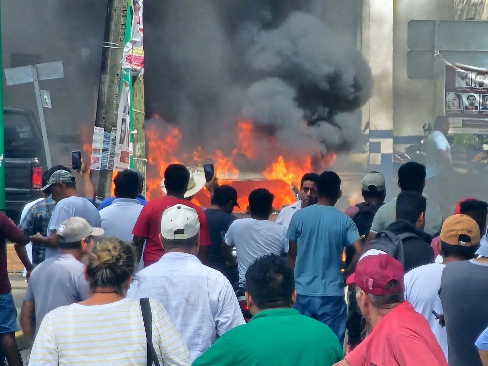 Vecinos de Tezonapa linchan y queman vehículos de la Policía