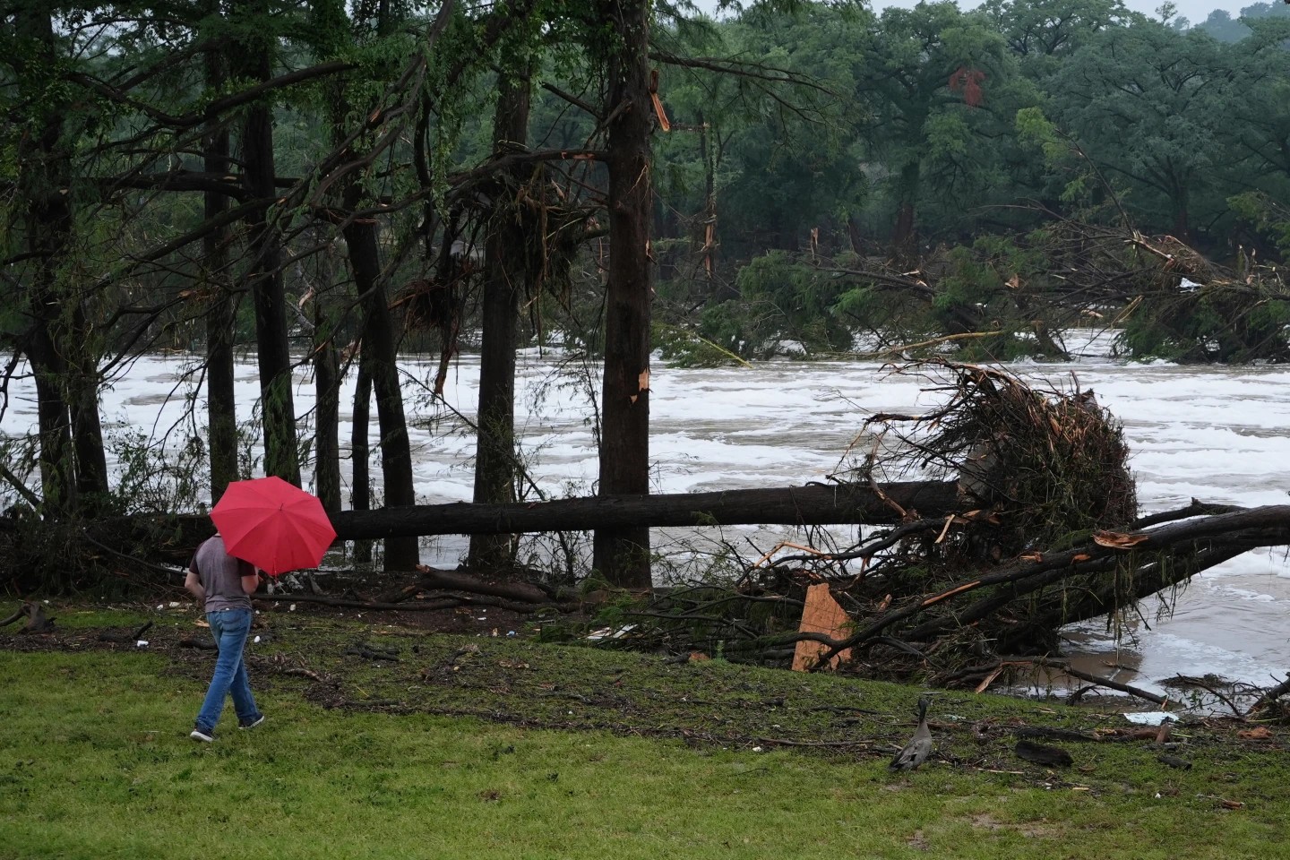 Al menos 24 muertos y 20 niñas desaparecidas por inundaciones en Texas