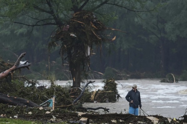 Al menos 24 muertos y 20 niñas desaparecidas por inundaciones en Texas