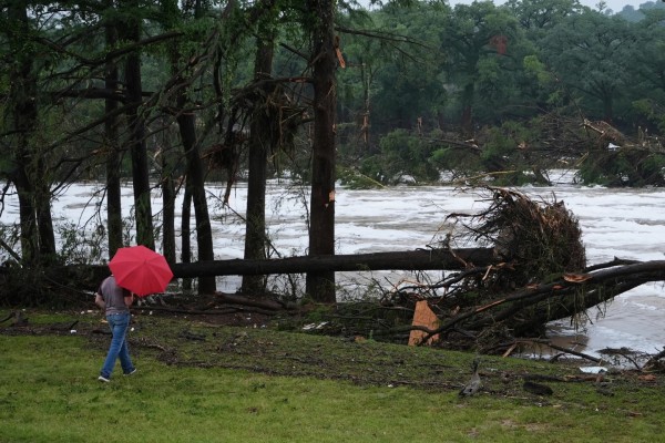 Al menos 24 muertos y 20 niñas desaparecidas por inundaciones en Texas