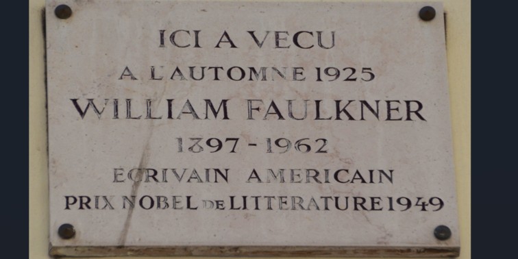 Una placa marca en una calle de París el lugar donde vivió Faulkner. Una placa marca en una calle de París el lugar donde vivió Faulkner.