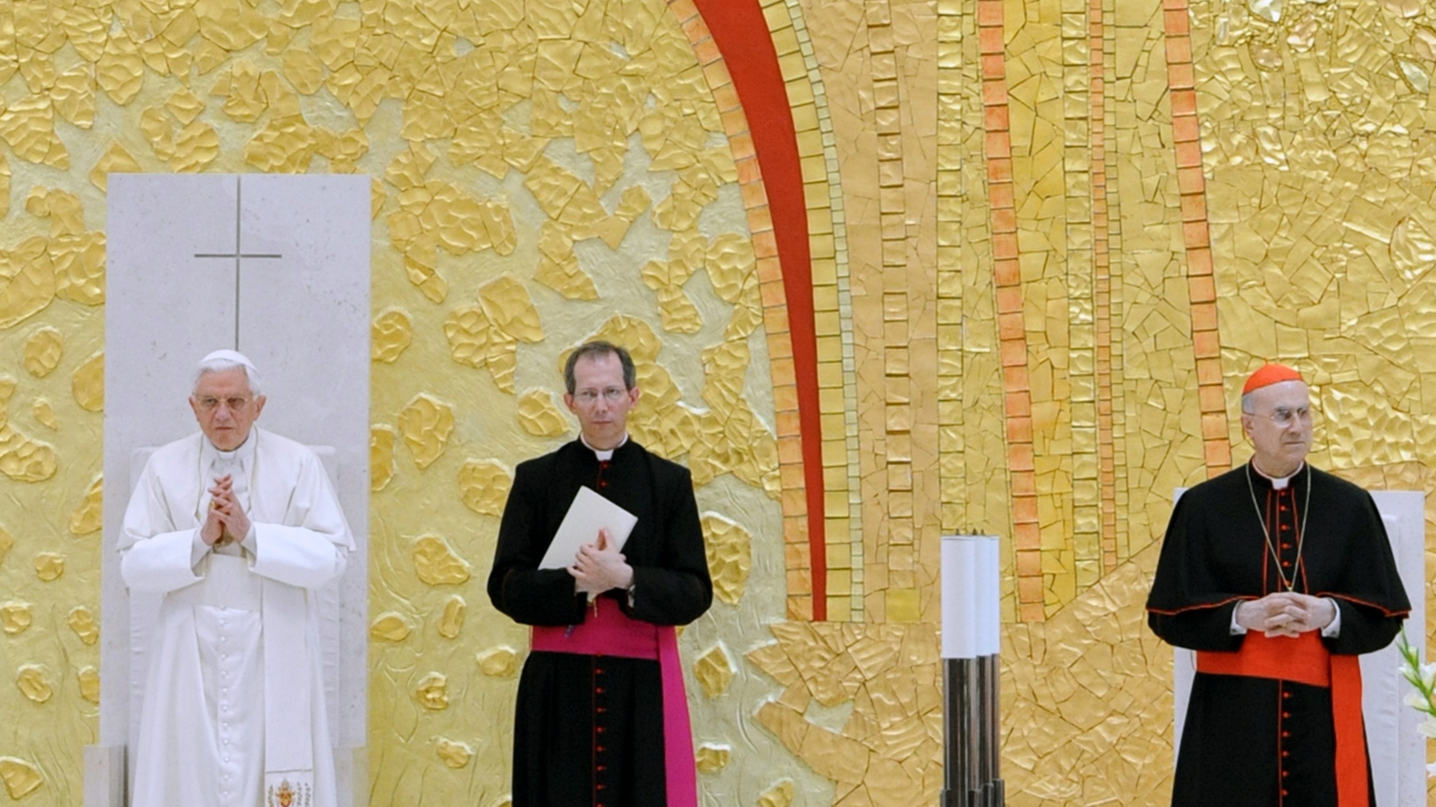 Benedicto XVI, Guido Marini, y el cardenal Tarcisio Bertone, Fátima, Portugal, 2010. M. Mazur, Iglesia Católica de Inglaterra y Gales @ www.flickr.com/photos/catholicism/4609333451/in/photostream/