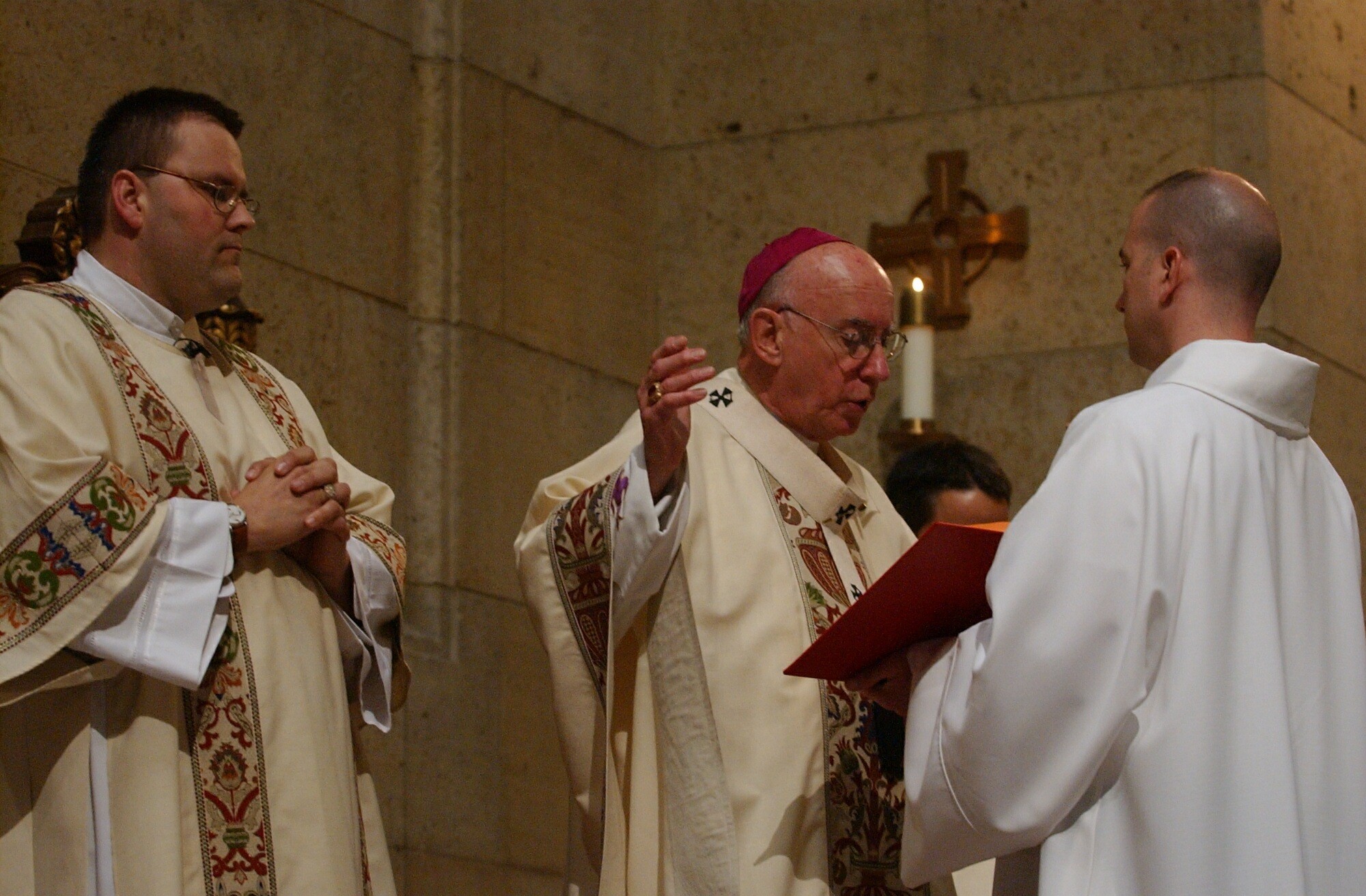 Harry Joseph Flynn mientras presidía una ceremonía en 2009. Wikimedia.