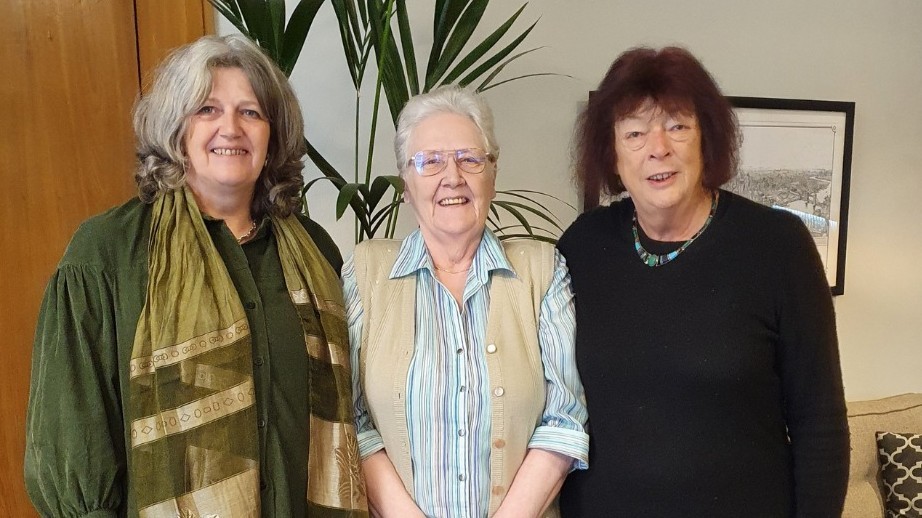 Al centro, Marie Collins, con ella (izq.) Victoria Green y (der.) Tink Palmer. Redes sociales de la Marie Collins Foundation, 2022.