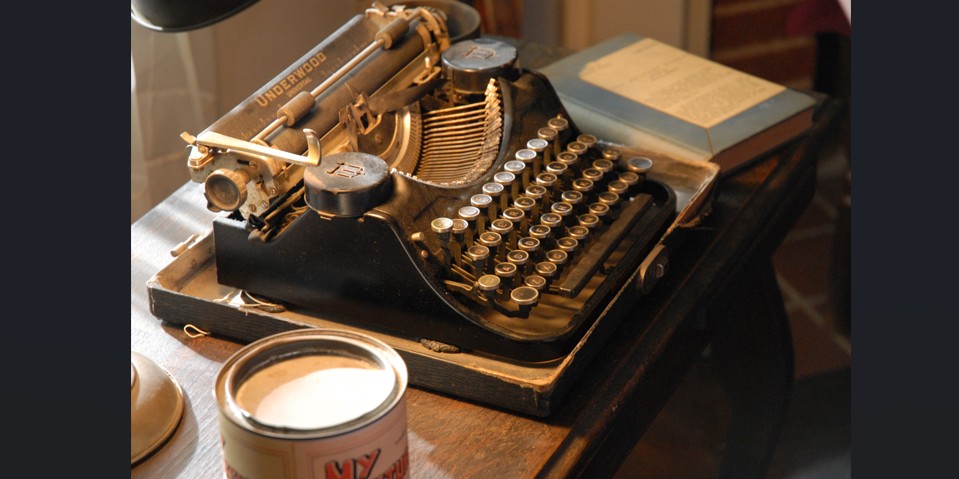 La máquina de escribir de Faulkner, en su casa. Turismo del estado de Misisipi @ www.flickr.com/photos/37891801@N06/14497954302 La máquina de escribir de Faulkner, en su casa. Turismo del estado de Misisipi @ www.flickr.com/photos/37891801@N06/14497954302