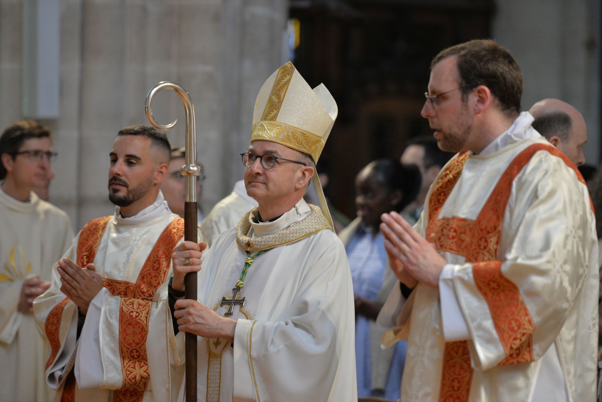El arzobispo Verny flanqueado por dos clérigos de la arquidiócesis de Chambéry. Redes sociales de esa diócesis. El arzobispo Verny flanqueado por dos clérigos de la arquidiócesis de Chambéry. Redes sociales de esa diócesis.