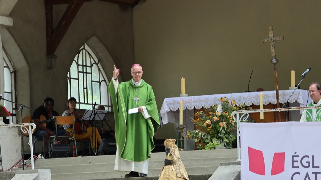El arzobispo Verny durante una misa en Chambéry, Francia, 2025. Redes sociales de su diócesis. El arzobispo Verny durante una misa en Chambéry, Francia, 2025. Redes sociales de su diócesis.