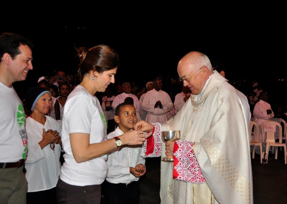 Con la casulla blanca, el entonces nuncio en República Dominicana, en una actividad en Haití, 2012. Con la casulla blanca, el entonces nuncio en República Dominicana, en una actividad en Haití, 2012.