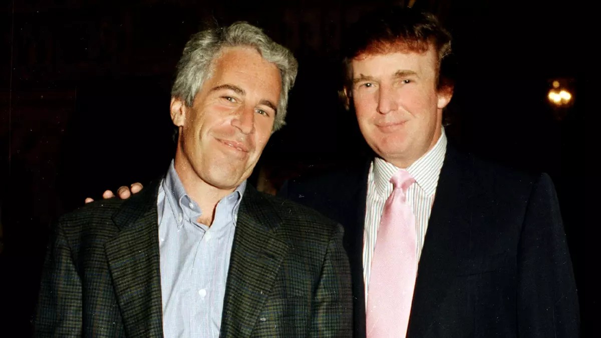 Trump ataca a su base MAGA y culpa a demócratas del ‘engaño Epstein‘