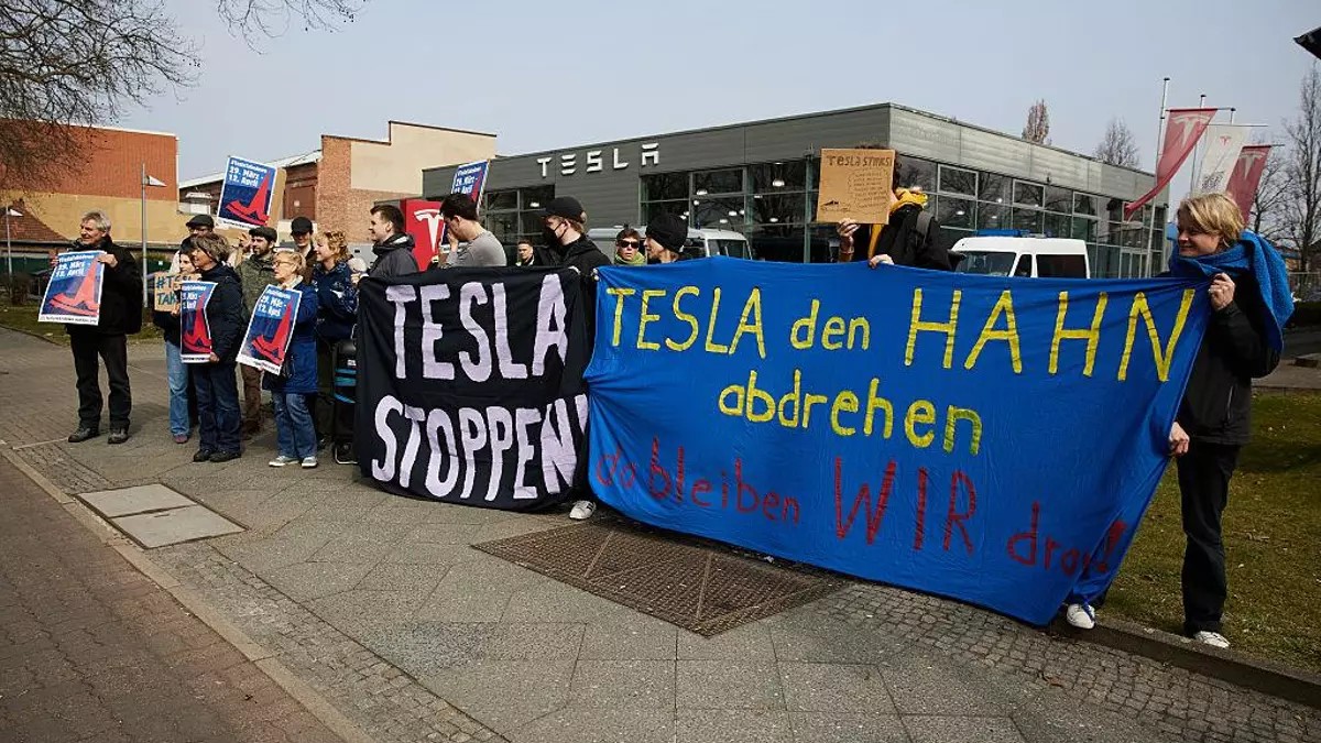 Un grupo de personas protesta delante de un concesionario de Tesla en Berlín, el 29 de marzo. Foto: Jörg Carstensen/Getty