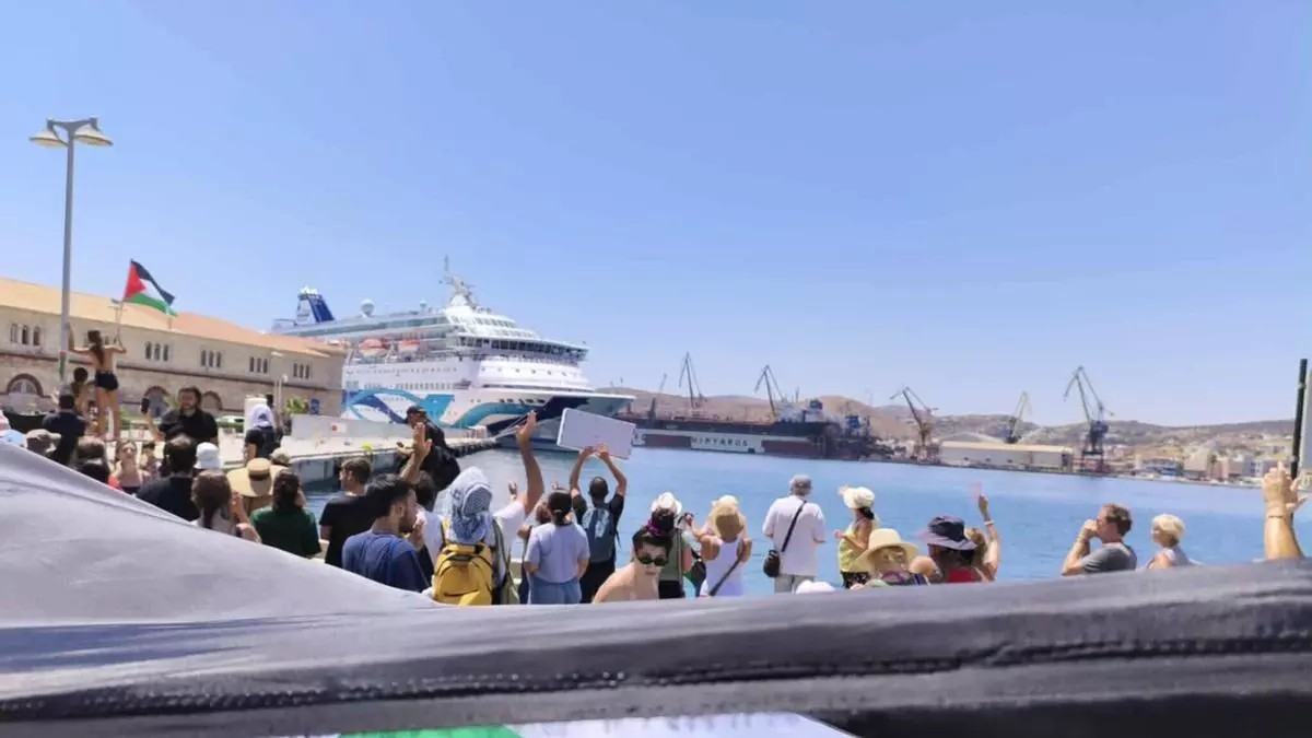 “Paren el genocidio”: protesta en la isla griega de Siros