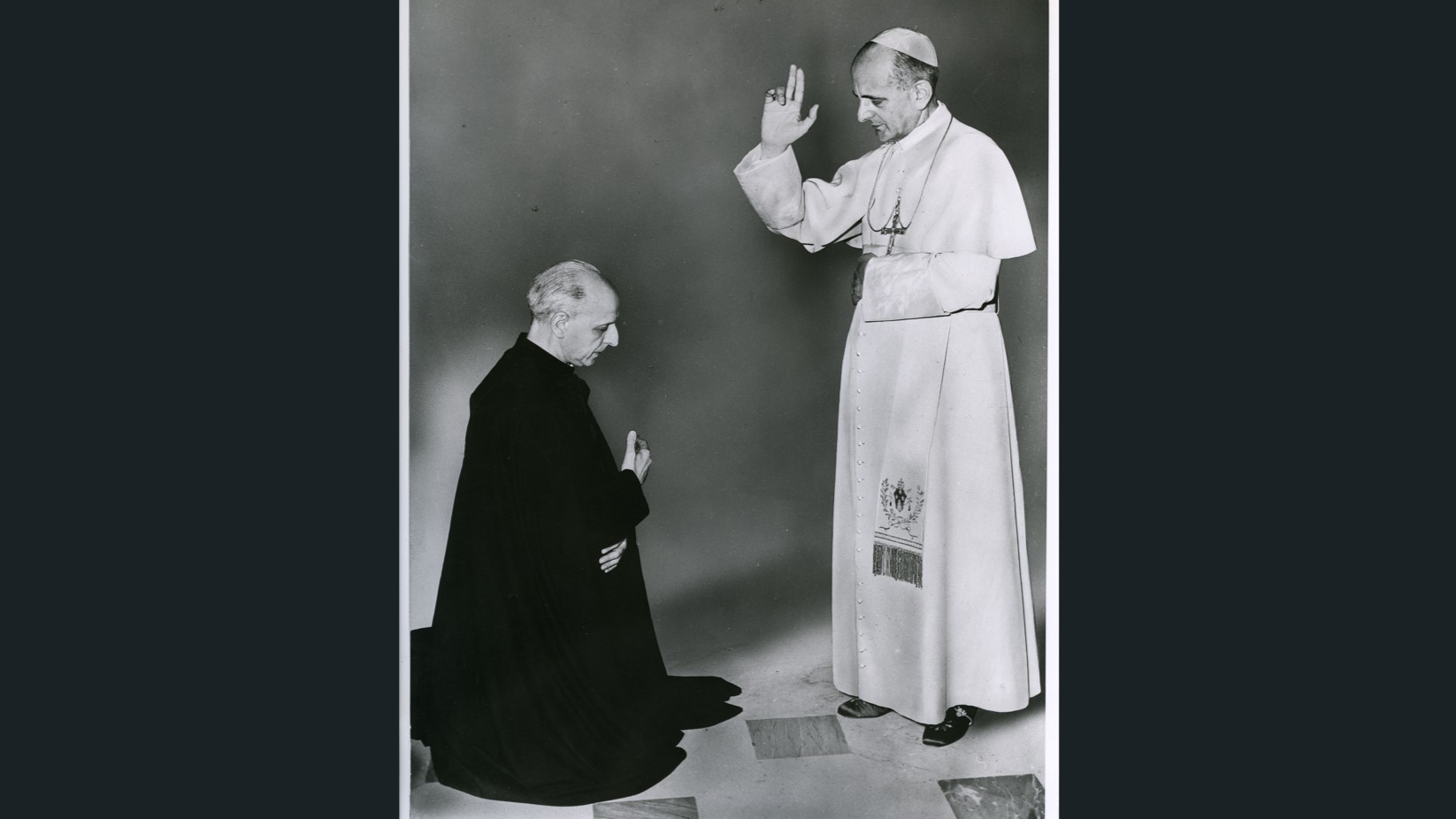 De rodillas, en sotana negra, Pedro Arrupe, superior de los jesuitas. De pie, Pablo VI, 1965. Redes sociales de la Compañía de Jesús. De rodillas, en sotana negra, Pedro Arrupe, superior de los jesuitas. De pie, Pablo VI, 1965. Redes sociales de la Compañía de Jesús.