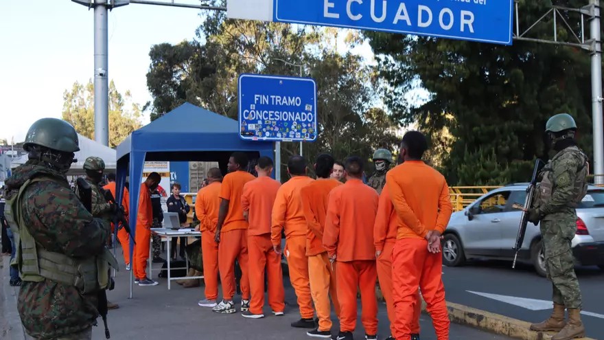 Ecuador inicia deportación de cientos de presos a Colombia
