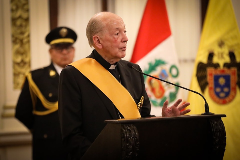 El cardenal Cipriani al recibir, en público y con cuello romano, una condecoración del gobierno de Lima, Perú, enero 2025. Al hacerlo contravino el “castigo“ impuesto por el papa Francisco por el abuso de un varón menor de edad cuando Cipriani era presbítero. Redes sociales del gobierno de Lima. El cardenal Cipriani al recibir, en público y con cuello romano, una condecoración del gobierno de Lima, Perú, enero 2025. Al hacerlo contravino el “castigo“ impuesto por el papa Francisco por el abuso de un varón menor de edad cuando Cipriani era presbítero. Redes sociales del gobierno de Lima.