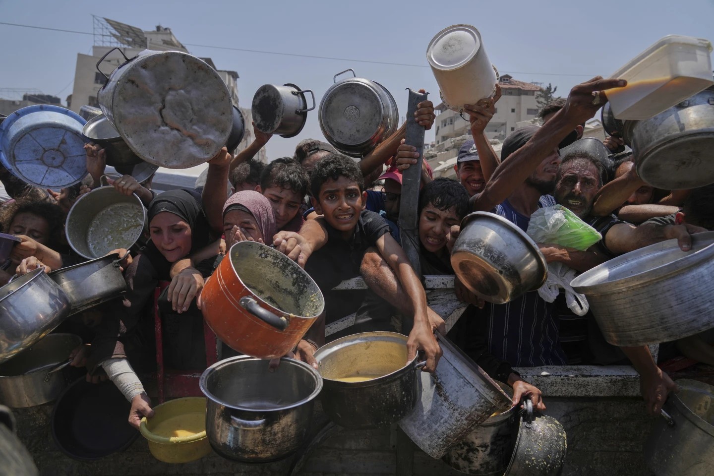 Hambre en Gaza obliga a Israel a suspender combates en tres áreas