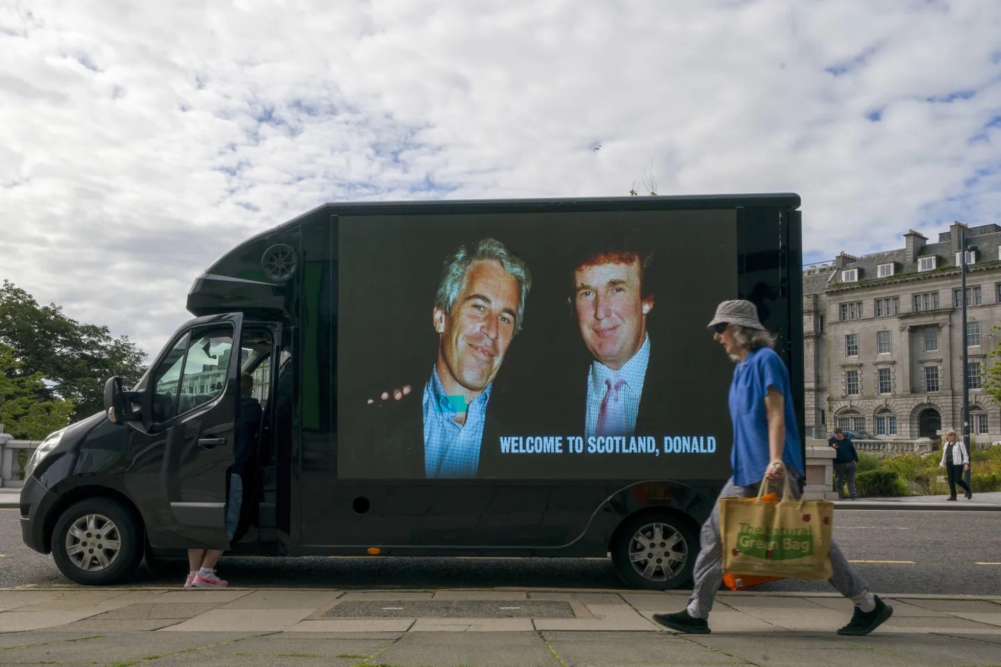Trump dice que terminó amistad con Epstein porque le “robó empleados”