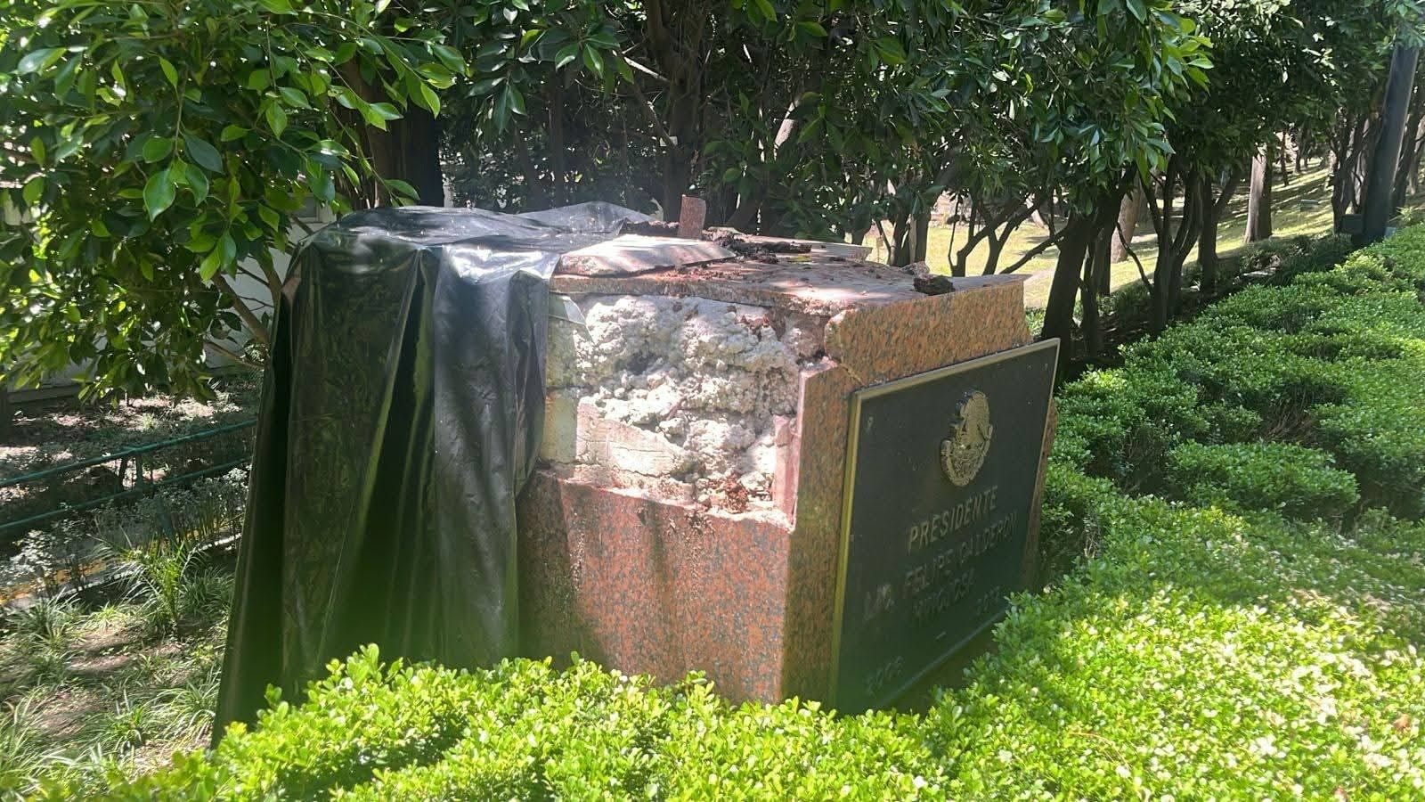 Estatua de Felipe Calderón derribada por un árbol en Los Pinos