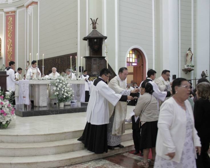 Eleuterio Vázquez Gonzáles, the priest who sexually abused Ana María Quispe Díaz distributes communion at the Cathedral of Chiclayo, 2013. From the diocese's social media.