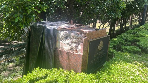Estatua de Felipe Calderón derribada por un árbol en Los Pinos