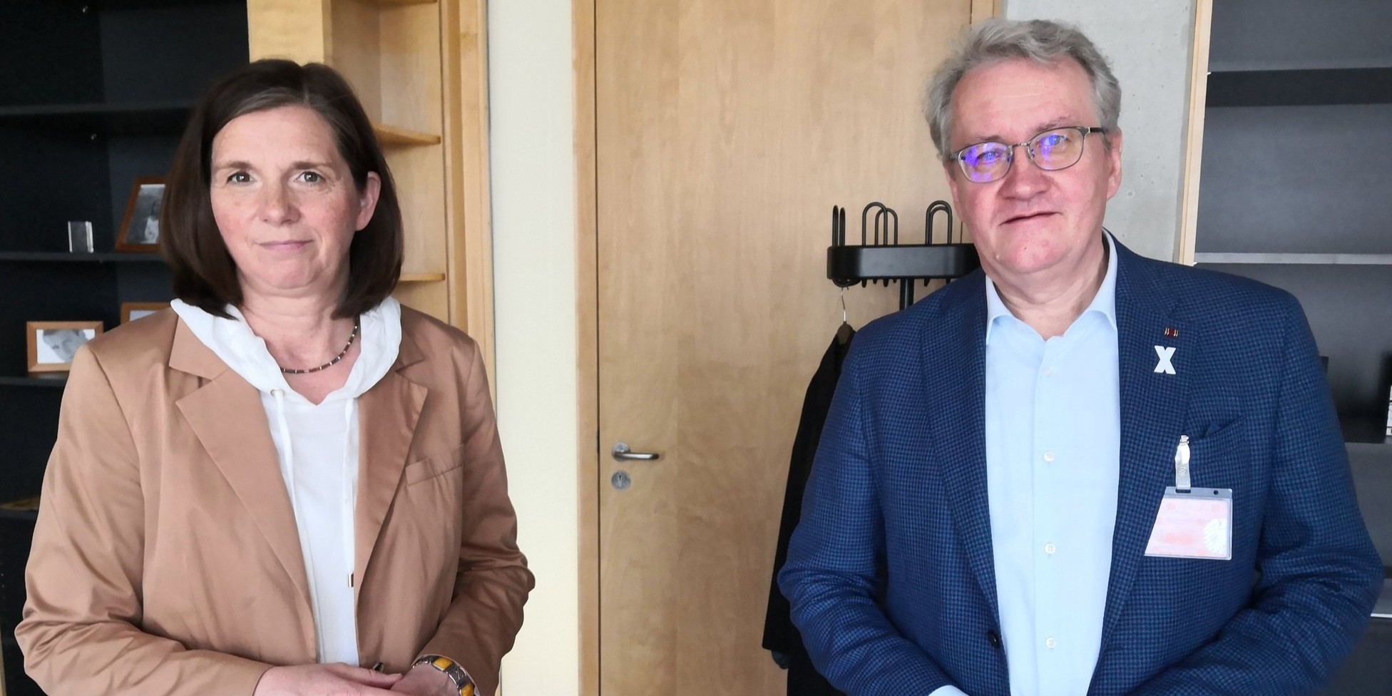 Katrin Göring-Eckardt y Matthias Katsch, 2022. Göring-Eckardt era la vice presidente del Bundestag alemán (Parlamento). Redes sociales de Matthias Katsch.