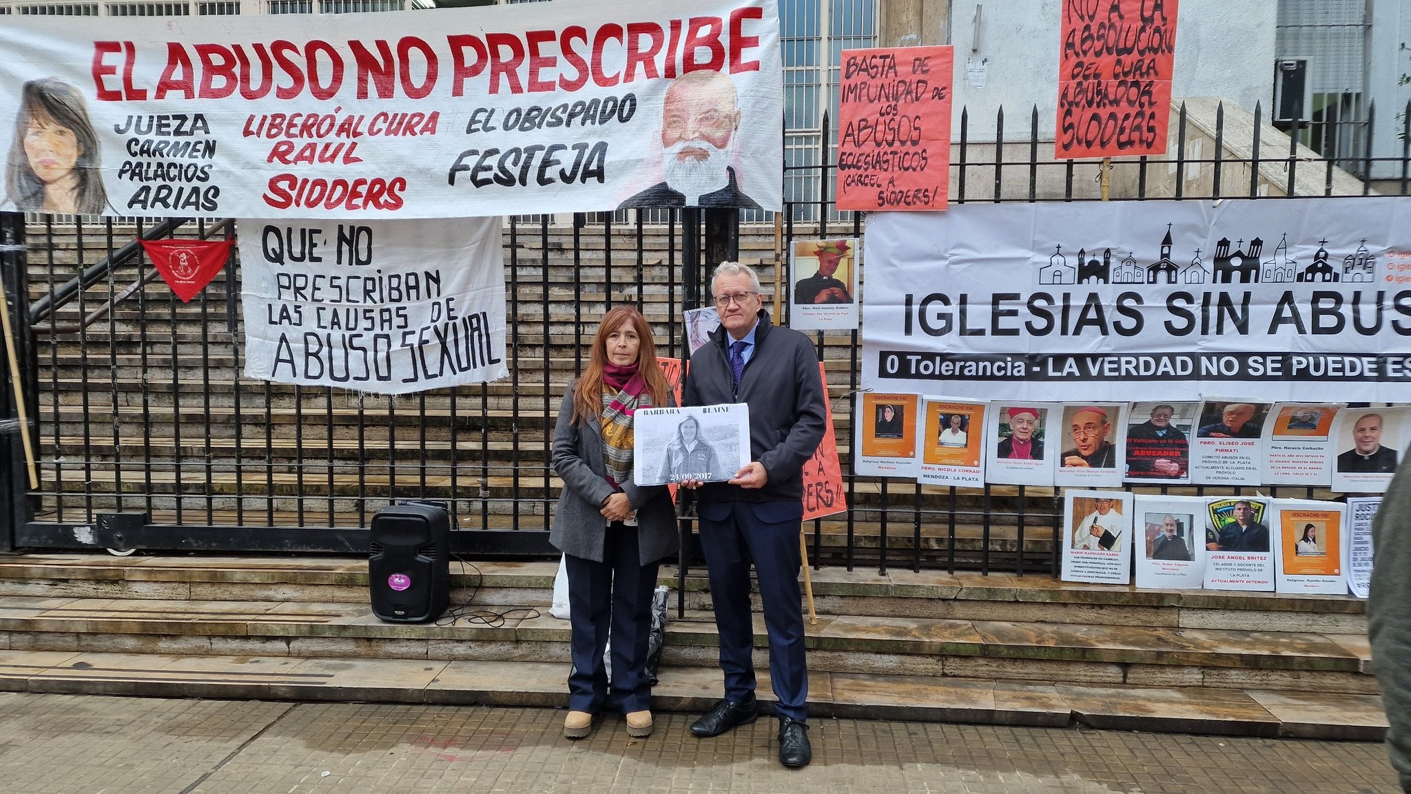 Matthias Katsch y una sobreviviente argentina de abuso sexual durante la protesta por el fallo que exonera a Raúl Sidders en Argentina, 2025. Redes sociales de Matthias Katsch.