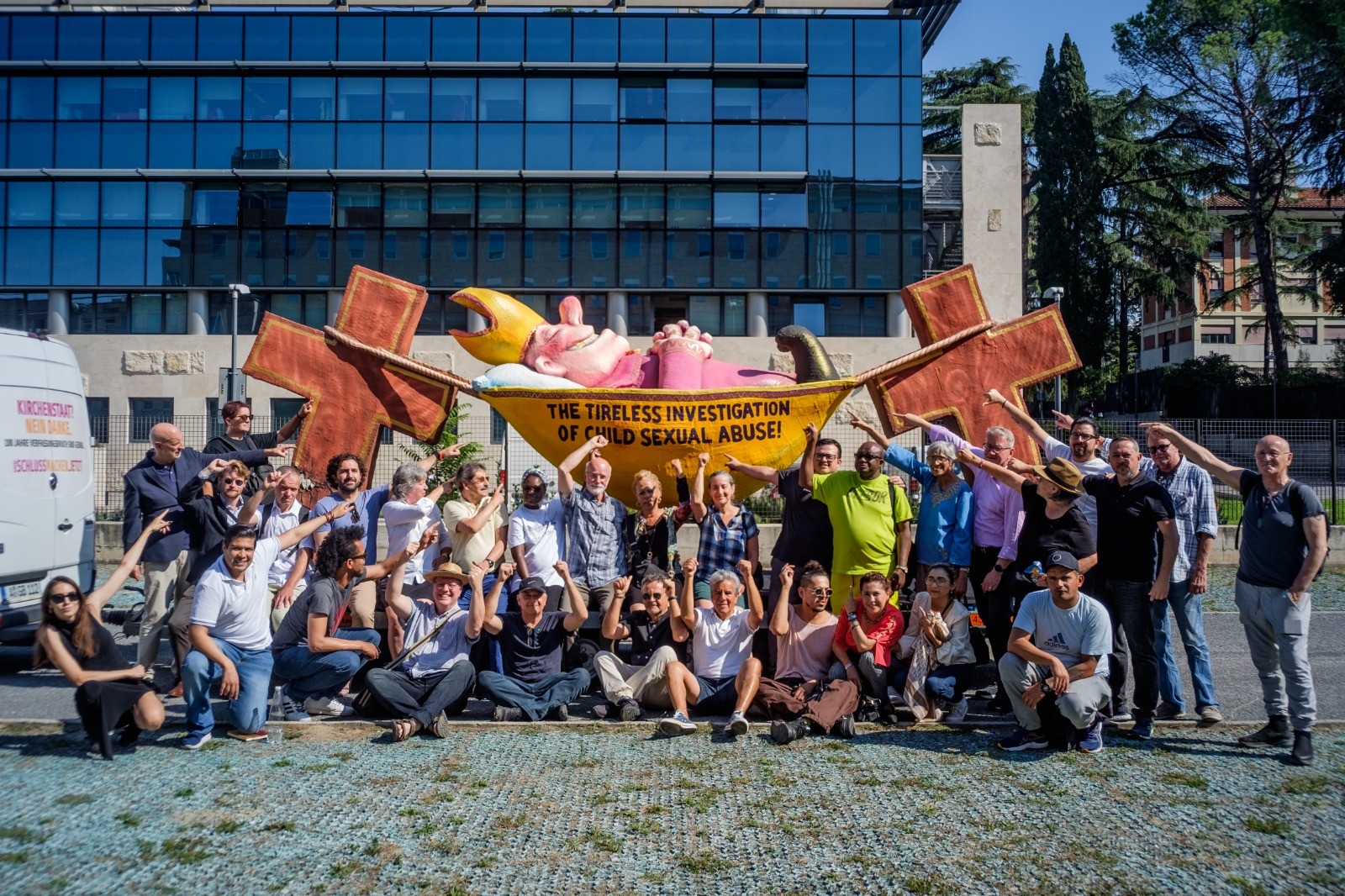 ¡La incansable investigación del abuso sexual de menores! Escultura usada por ECA durante manifestaciones en Roma en 2023. Redes sociales de Matthias Katsch.