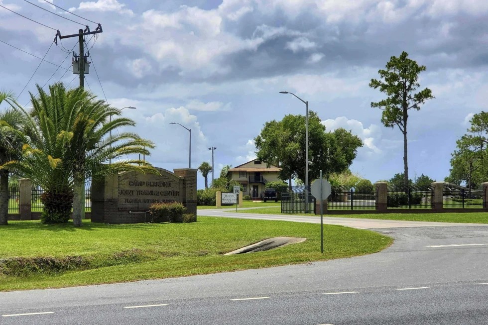 Florida construirá nuevo centro de detención para migrantes