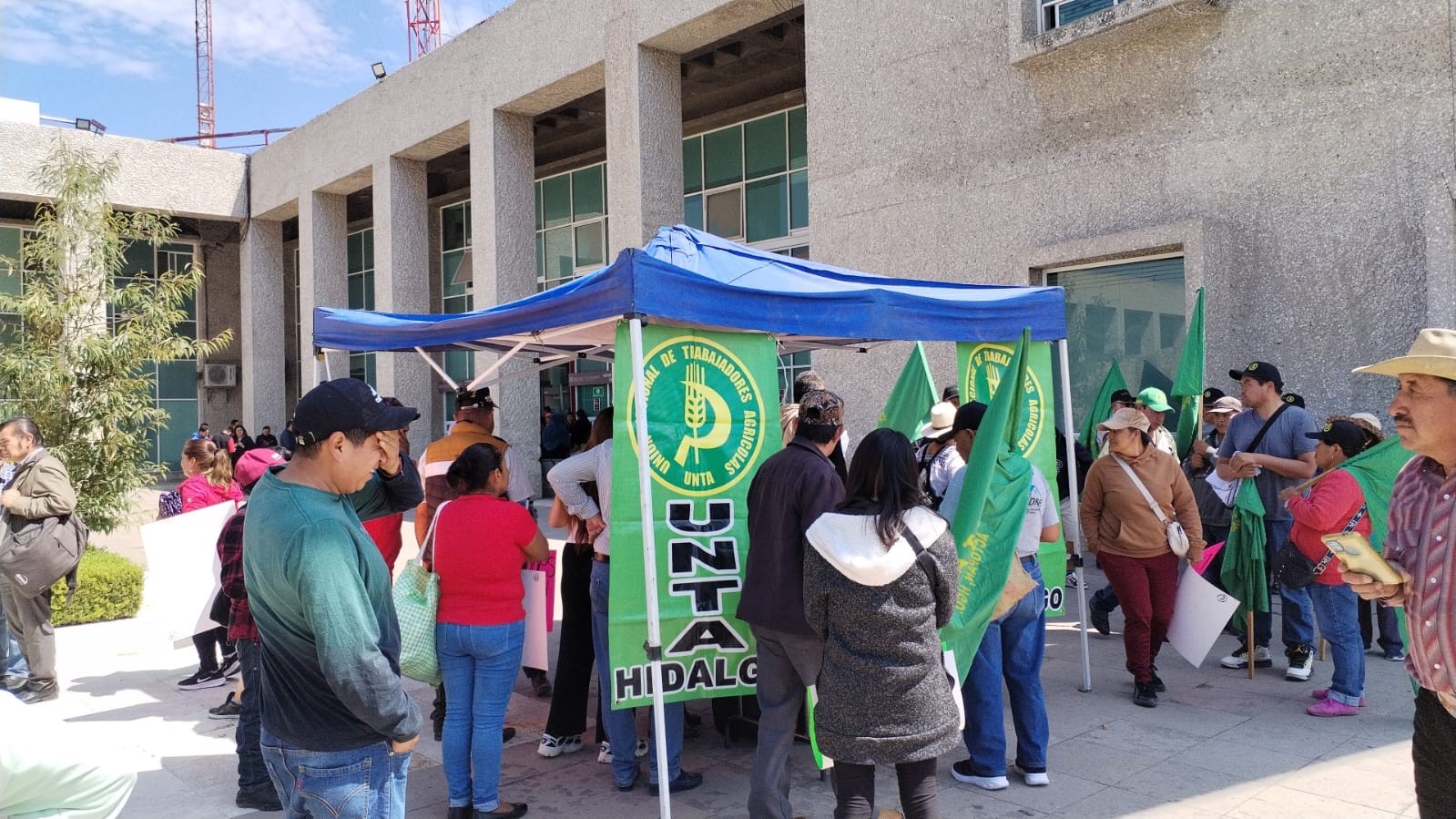 Vecinos de Azoyatla colocan plantón ante la PGJH