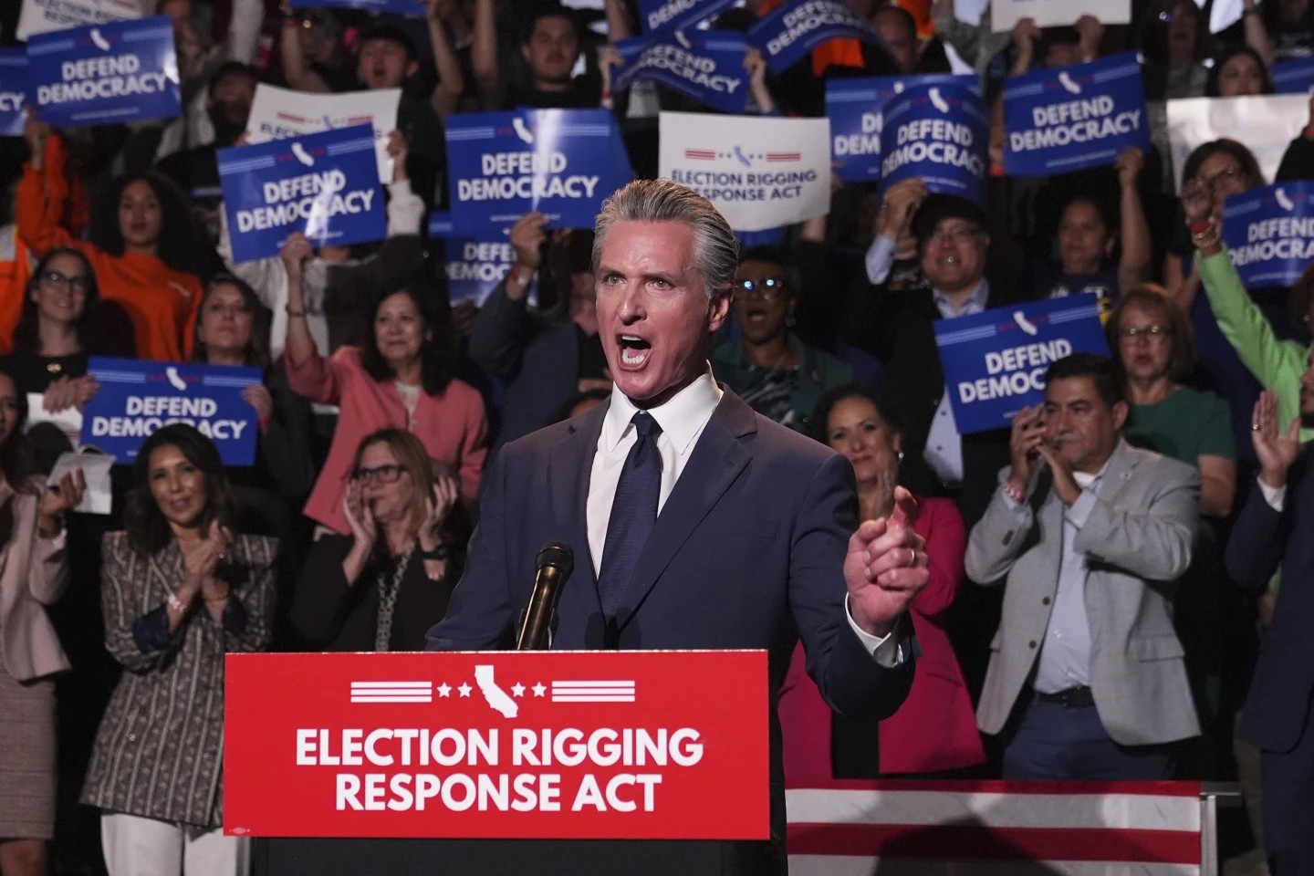 Newsom lanza ofensiva contra Trump con nuevos mapas electorales