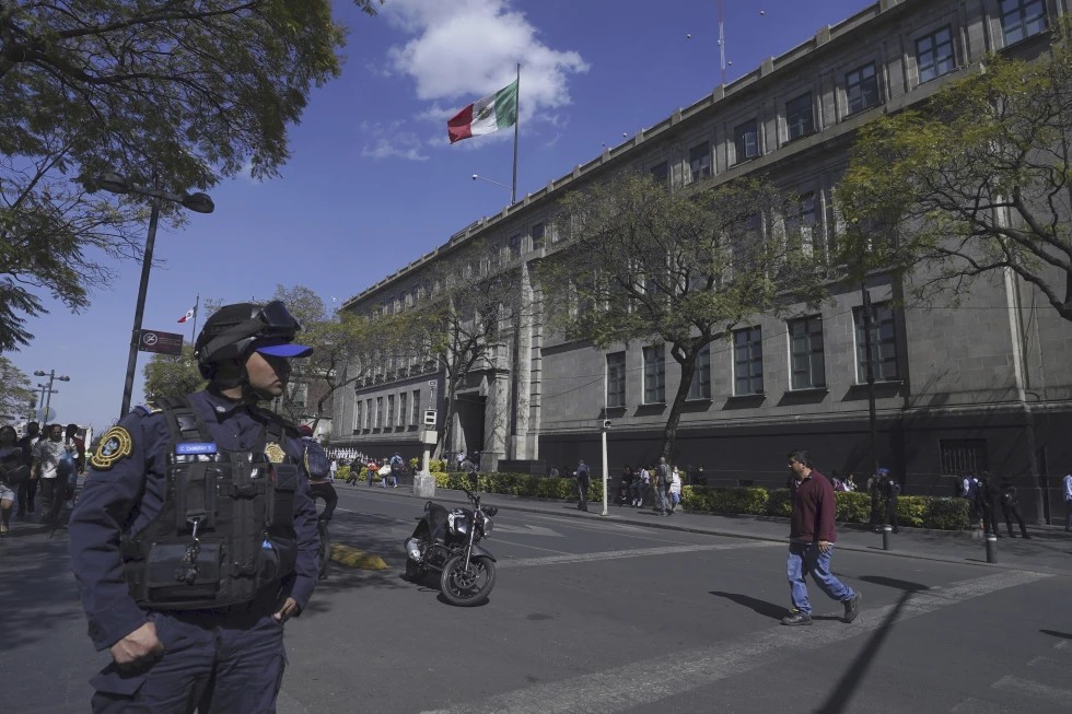 SCJN evita fallo sobre prisión preventiva; lo deja a ministros de Morena