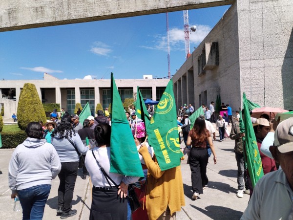 Vecinos de Azoyatla colocan plantón ante la PGJH