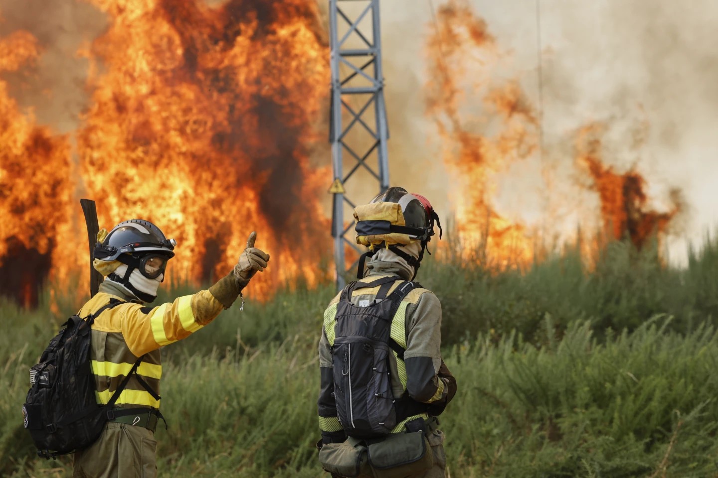 España agrega 500 soldados al combate de incendios forestales