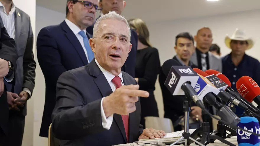 Tribunal de Bogotá ordena libertad del expresidente Álvaro Uribe