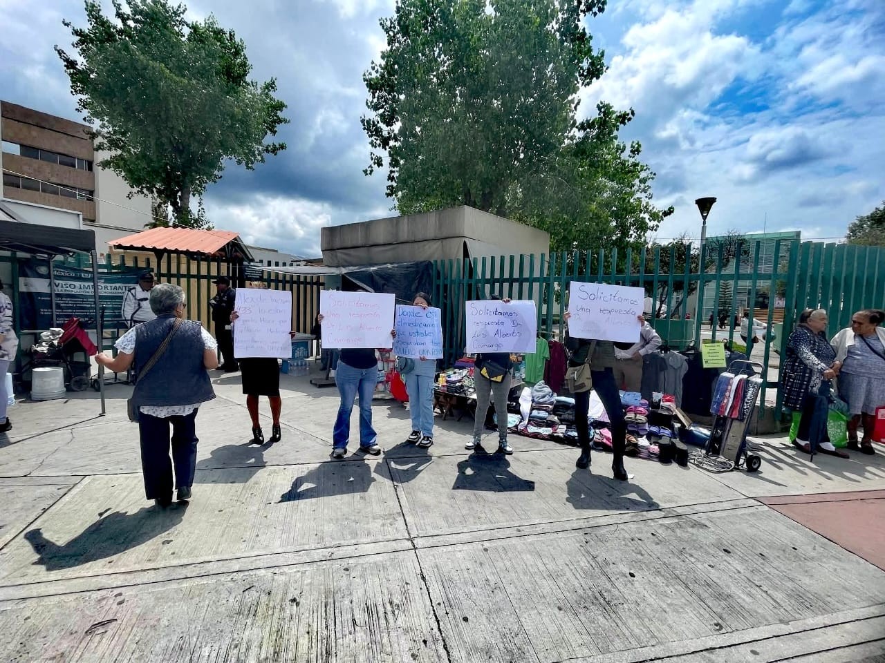 Familiares protestan frente al IMSS Pachuca por falta de medicamento