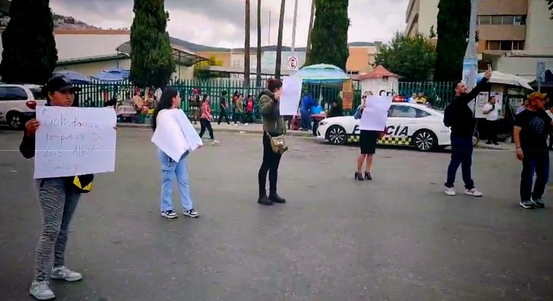 Familiares protestan frente al IMSS Pachuca por falta de medicamento