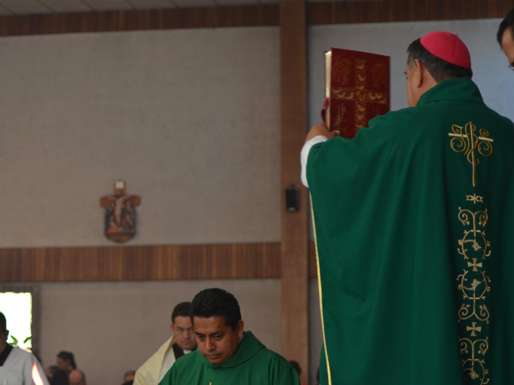 Bishop González Ramos holds the Gospels while blessing Morseo Miramón Santiago at the Cathedral of Izcalli, January 2017. Social media of the diocese of Izcalli. Bishop González Ramos holds the Gospels while blessing Morseo Miramón Santiago at the Cathedral of Izcalli, January 2017. Social media of the diocese of Izcalli.