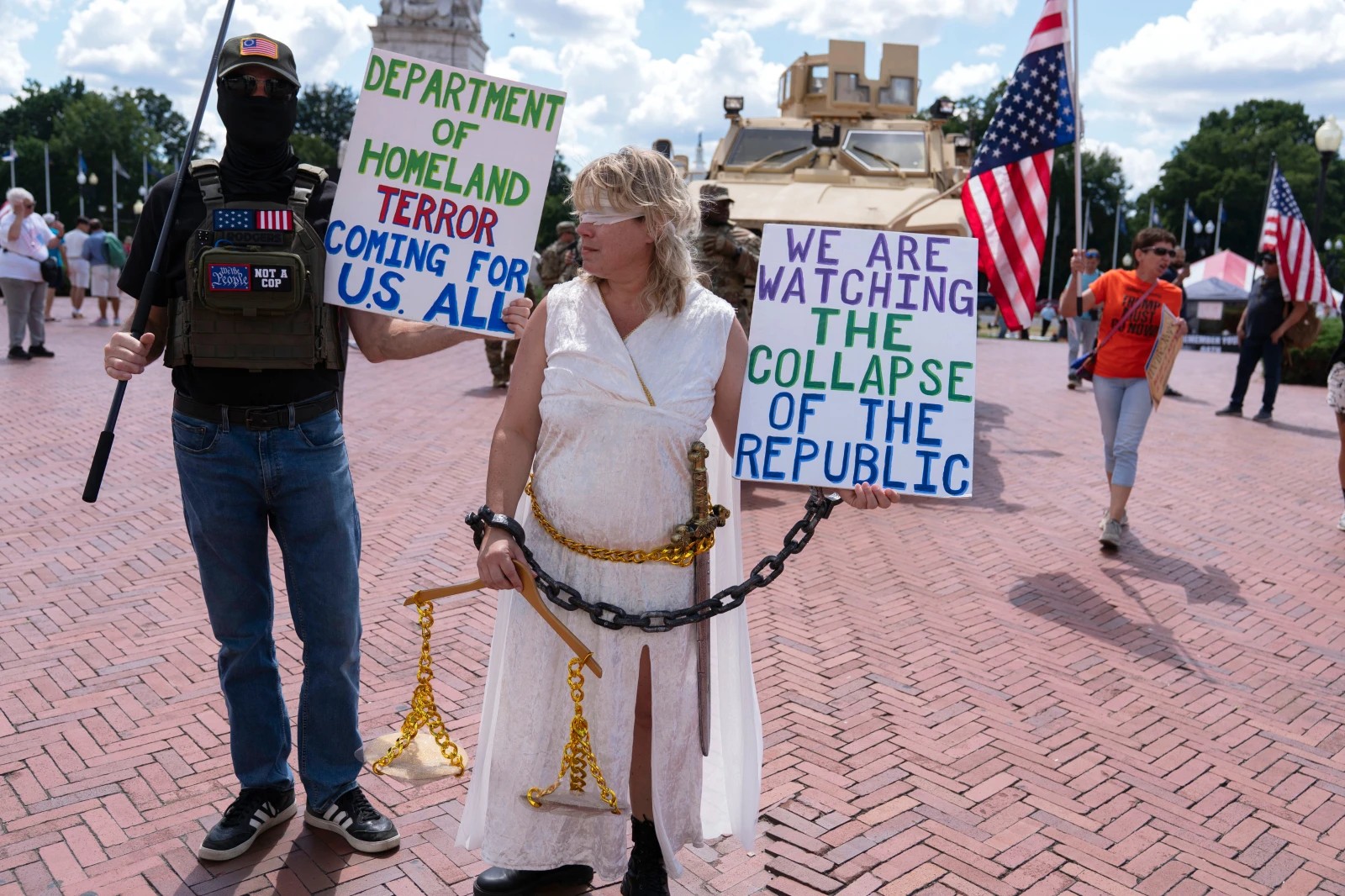 Manifestantes protestan contra el uso de fuerzas federales y tropas de la Guardia Nacional por parte del presidente Donald Trump durante una concentración en Union Station, el lunes 1 de septiembre de 2025, en Washington. (Foto AP / Jose Luis Magana) Manifestantes protestan contra el uso de fuerzas federales y tropas de la Guardia Nacional por parte del presidente Donald Trump durante una concentración en Union Station, el lunes 1 de septiembre de 2025, en Washington. (Foto AP / Jose Luis Magana)