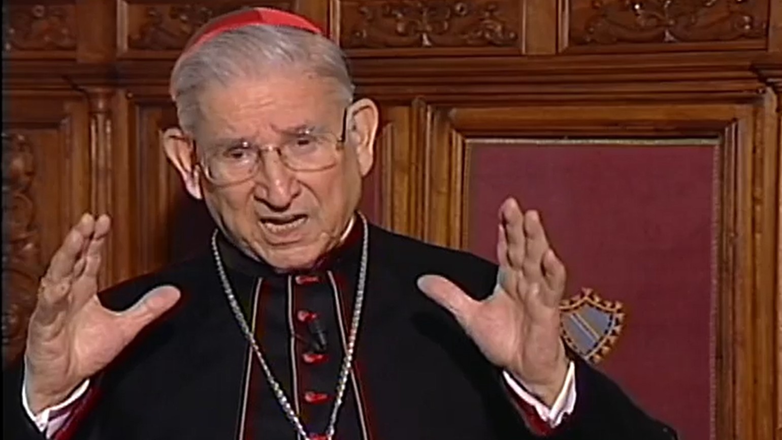 El cardenal Darío Castrillón Hoyos durante una entrevista con las redes sociales de una orden católica, 2012. Captura de pantalla del vídeo en: www.youtube.com/watch?v=1KXrjLc2AWk.