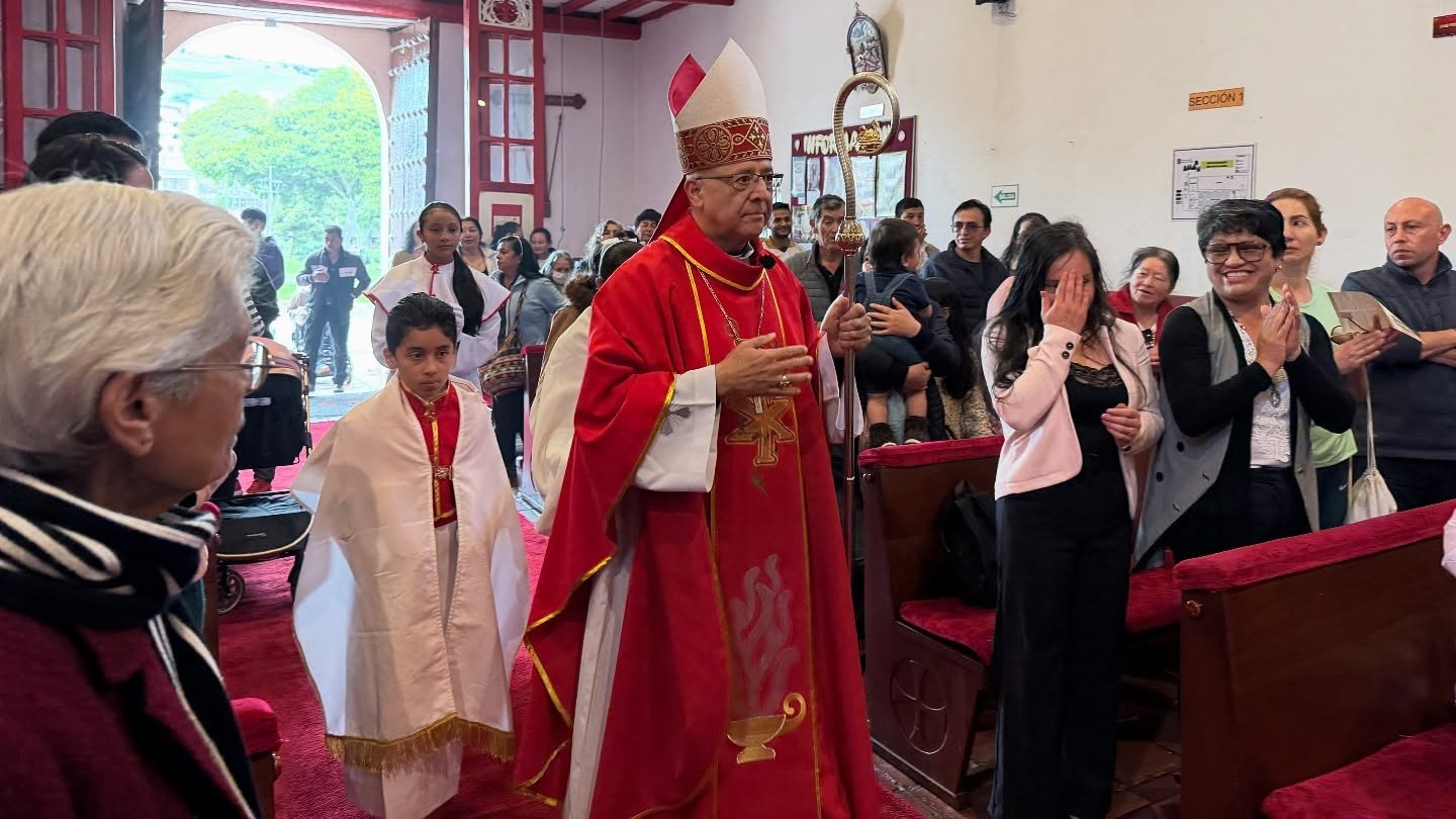 Gabriel Ángel Villa Vahos arzobispo de Tunja, ingresa al templo de una parroquia de la arquidiócesis a su cargo, 2025. Redes sociales de su arquidiócesis.