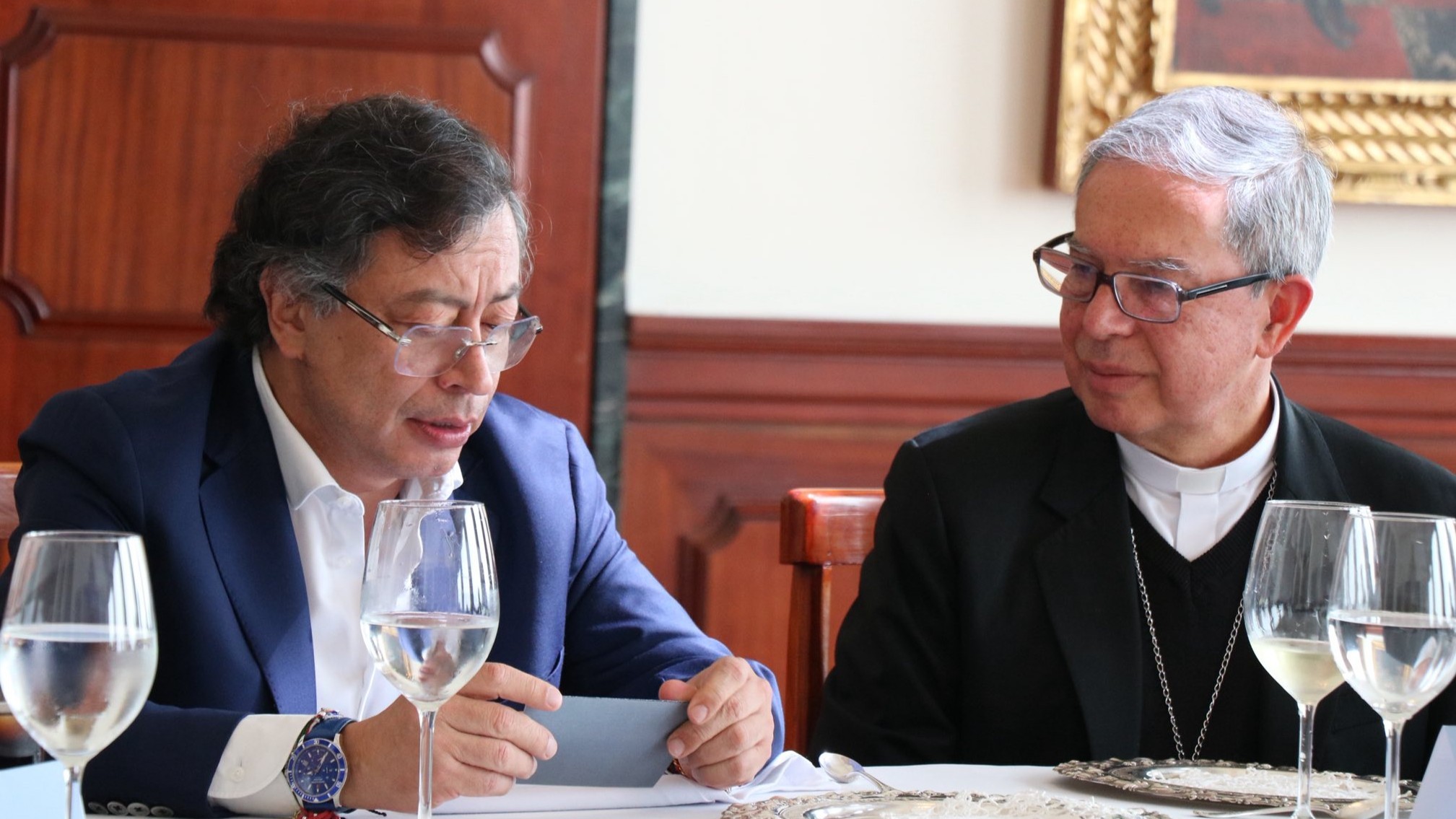 Gustavo Petro, presidente de Colombia y el cardenal y arzobispo de Bogotá, Luis José Rueda Aparicio durante una reunión de junio de 2025 en las oficinas de la arquidiócesis. Redes sociales de la arquidiócesis de Bogotá.