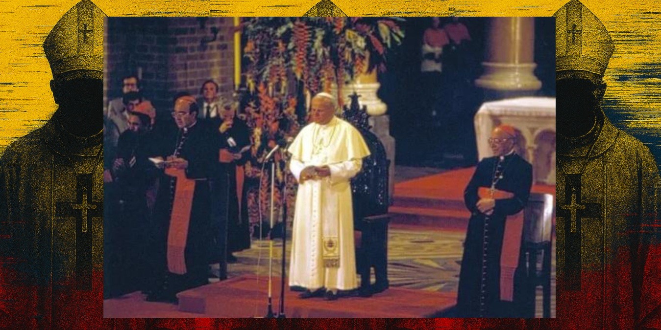 El papa Juan Pablo II se dirige a los fieles reunidos en la catedral de Medellín. A su derecha, el cardenal Alfonso López Trujillo, 1986. Wikimedia.