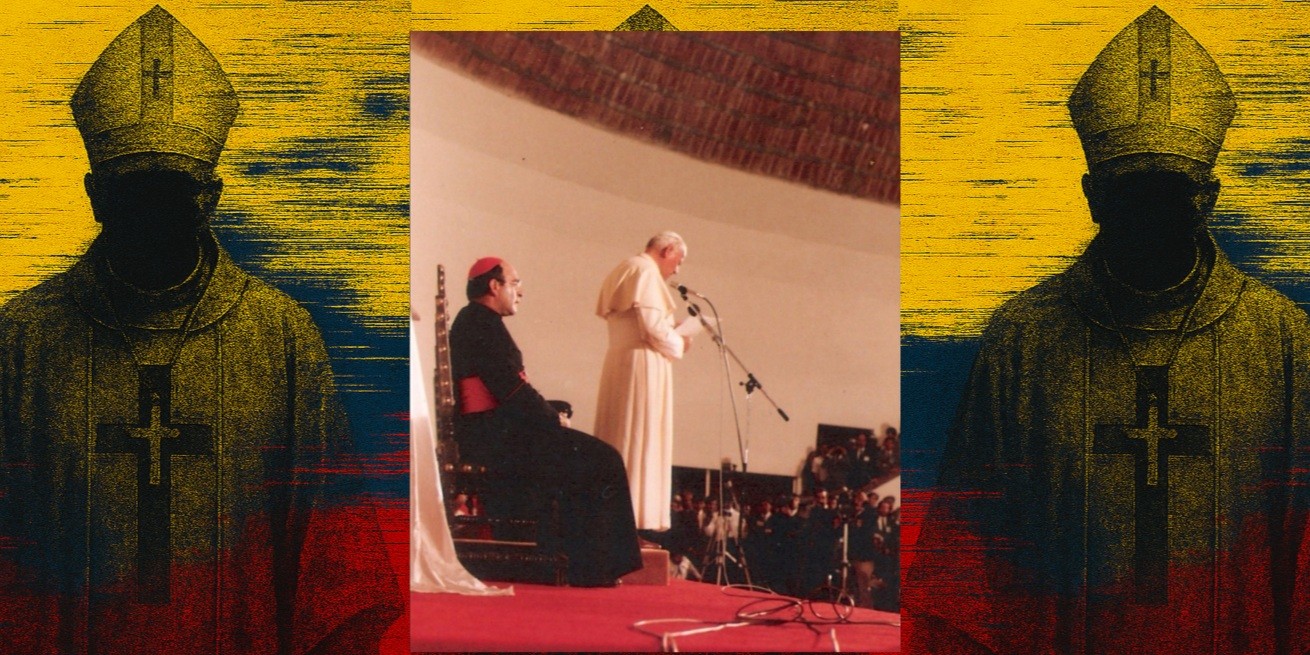 De pie y en uso de la palabra, el papa Juan Pablo II habla a los entonces seminaristas y sus familias en el seminario de Medellín. Sentado, el cardenal Alfonso López Trujillo, 1986. Wikimedia.