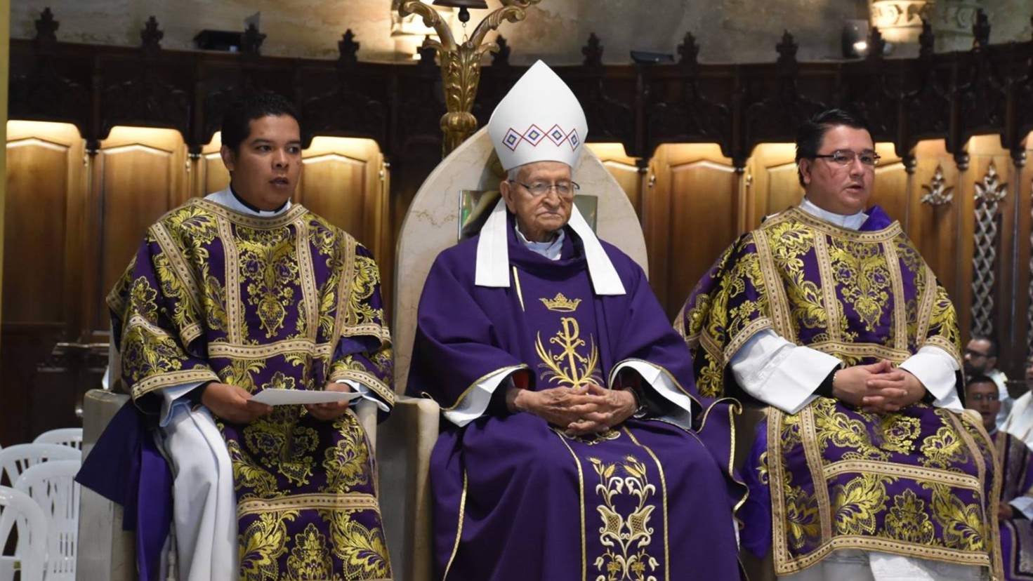 Al centro, el cardenal Pimiento Rodríguez preside la misa en que celebró sus 100 años de vida, marzo 2019. Redes sociales de la arquidiócesis de Manizales.